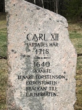 Sten med med uthuggen text: Carl X11 färdades här 1718/ 1640 skänkte Lenart Torstenson exercistomten bräckan till ljusbråten.