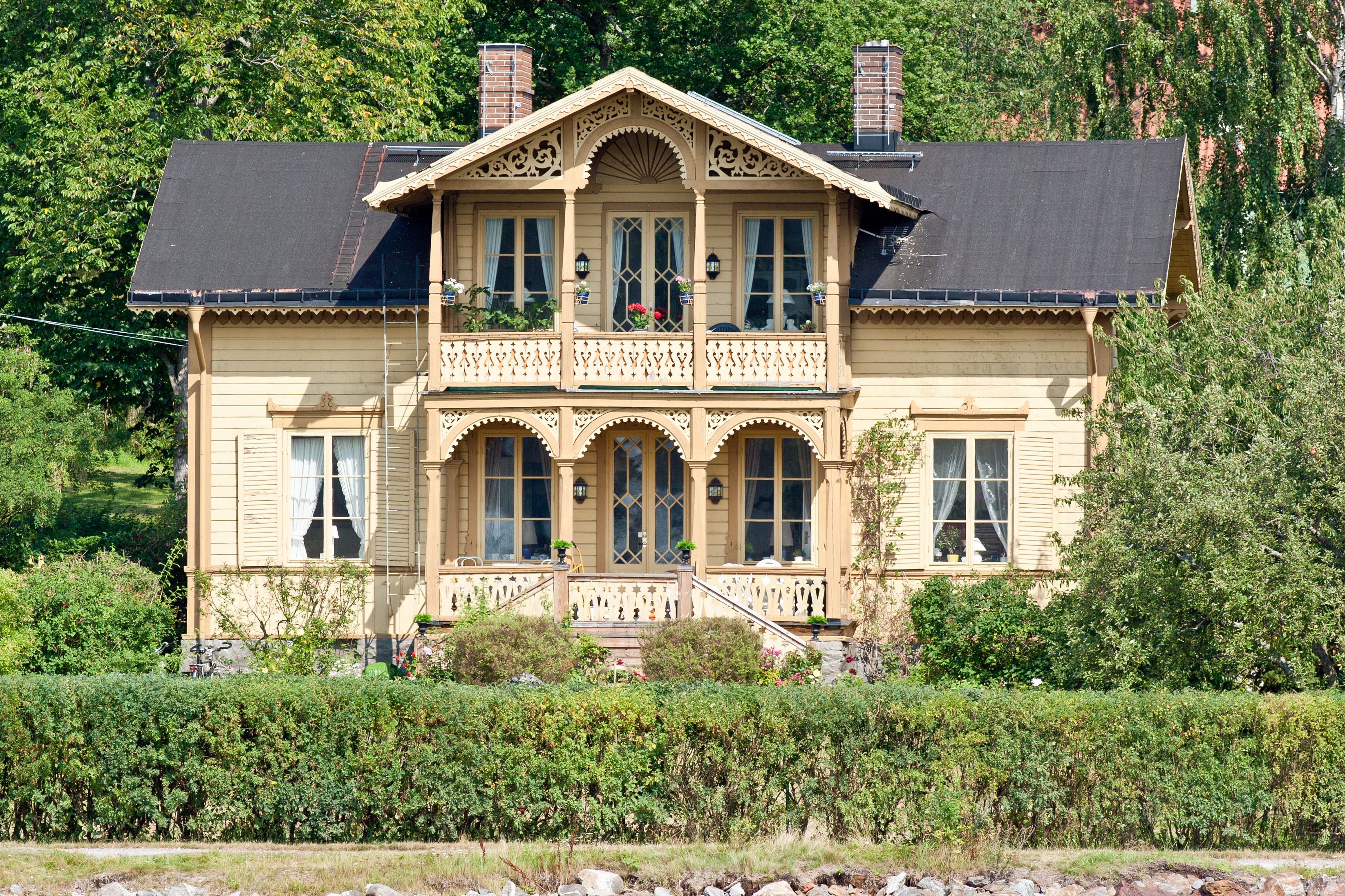 Äldre hus med snickarglädje